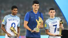 Pemain muda andalan Manchester City, Phil Foden menjadi bintang timnas Inggris ketika menjuarai Piala Dunia U-17 2017 di India. Foden terpilih sebagai pemain terbaik di turnamen tersebut. Setelah turnamen ini, kiprah Foden langsung melejit. Ia tak butuh waktu lama untuk menembus tim inti Manchester City lalu masuk skuad senior timnas Inggris. (AFP/Dibyangshu Sarkar)
