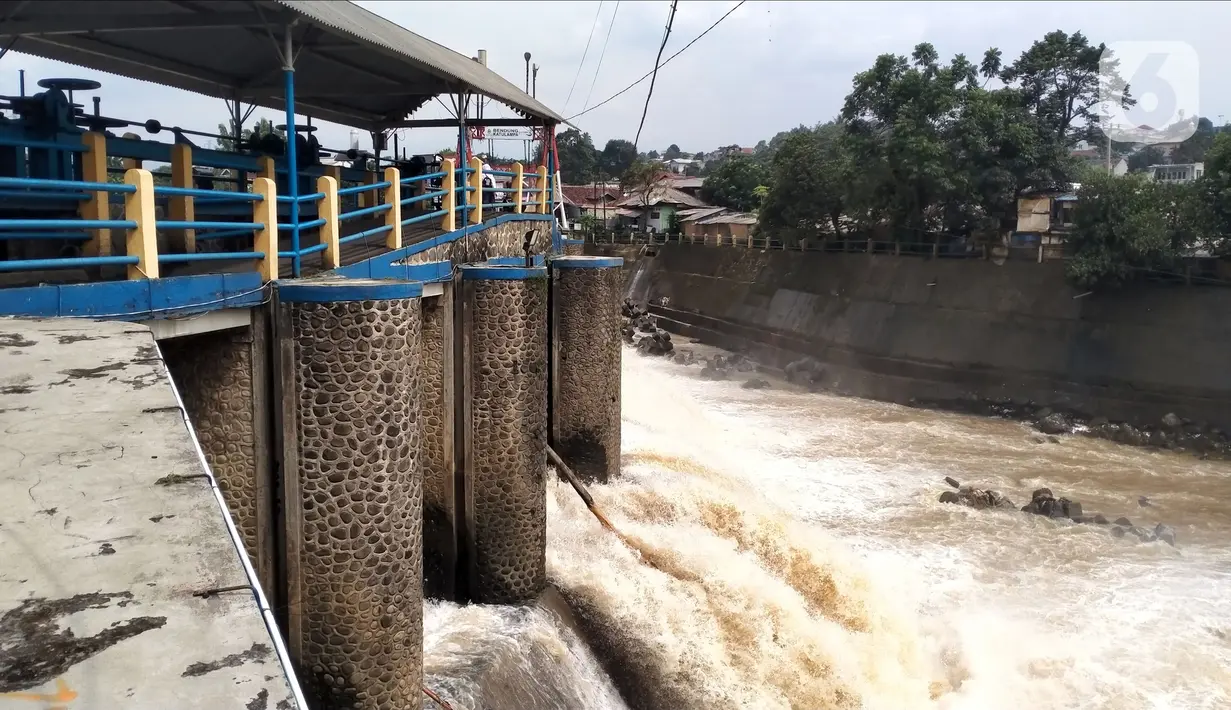 Kondisi Bendung Katulampa, Bogor, Jawa Barat, Senin (10/10/2022). Setelah sebelumnya tinggi muka air (TMA) mencapai 220 Cm dengan status Siaga 1, pada pukul 13.23 WIB Bendung Katulampa terpantau kembali pada status normal. (Liputan.com/Magang/Aida Nuralifa)