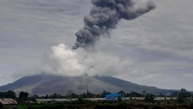 Gunung Sinabung Kembali Erupsi, Tinggi Kolom Abu Capai 2