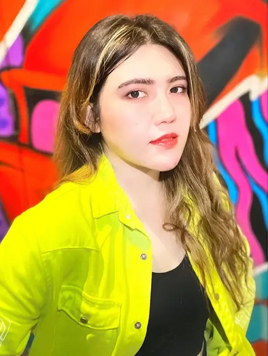 Saat memakai pakaian kemeja warna kuning, Via Vallen terlihat sangat cerah. Ia berhasil memadu padankan warna kuning dengan pakaian warna hitam di bagian dalamnya. Penampilan cantiknya tuai banyak pujian. (Liputan6.com/IG/@viavallen)