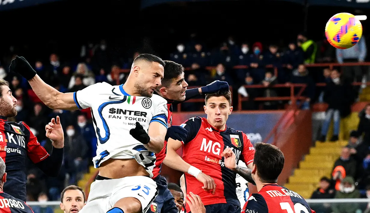 Bek Inter Milan, Danilo D'Ambrosio (tengah kiri) menyundul bola saat bertanding melawan Genoa dalam pertandingan Liga Serie A Italia di Stadion The Luigi Ferraris, Genoa (26/2/2022). Hasil ini membuat Inter Milan tertahan di posisi kedua dengan raihan 55 poin. (AFP/Vicenzo Pinto)