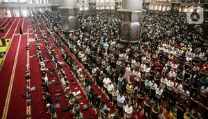 Umat muslim melaksanakan ibadah Sholat Jumat di Masjid Istiqlal, Jakarta, Jumat (8/4/2022). Masjid Istiqlal kembali menggelar Sholat Jumat berjemaah pada minggu pertama Ramadhan dengan meniadakan aturan jaga jarak saat sholat, namun jemaah wajib menggunakan masker. (Liputan6.com/Faizal Fanani)
