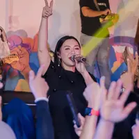 Penyanyi Vicky Veranita Yudhasoka atau lebih dikenal dengan Vicky Shu membagikan momen manis putranya. Saat pulang dari luar kota, perempuan dua orang anak itu dijemput dua putranya. [Instagram/vickyshu]