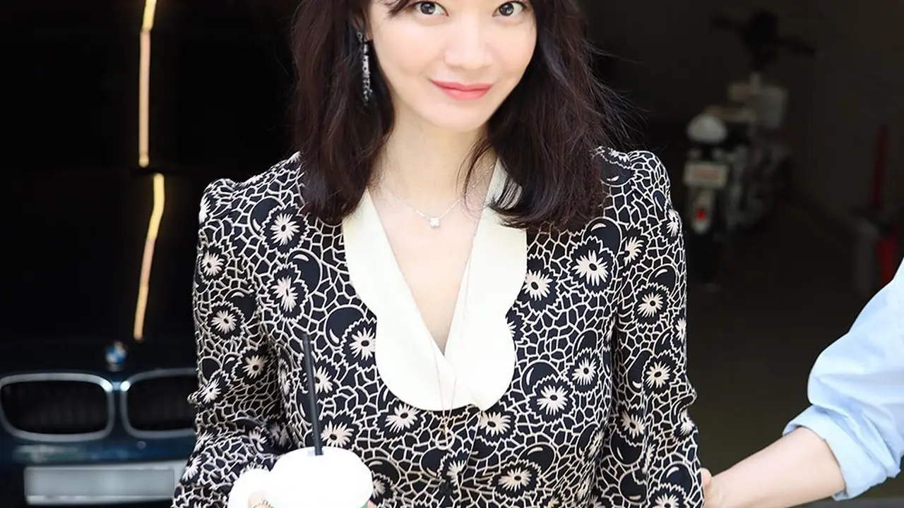 Shin Min Ah (Instagram/ ament_official)