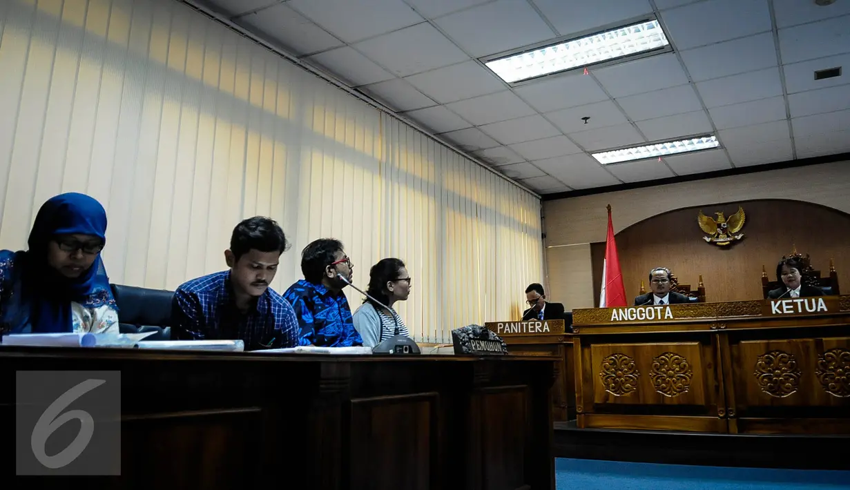 Suasana sidang Komisi Informasi Pusat (KIP) dalam sengketa informasi publik atas dokumen laporan Tim Pencari Fakta (TPF) kasus meninggalnya Munir memasuki putusan, Senin (10/10). (Liputan6.com/Faizal Fanani)