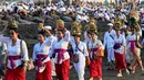 Upacara Melasti dinilai mampu membimbing umat Hindu dalam menjaga hubungannya dengan aspek Tri Hita Karana, yang artinya menjalin hubungan harmonis dengan Tuhan, sesama manusia, dan alam. Tampak dalam foto, umat Hindu saat mengikuti upacara doa Melasti di salah satu pantai di Denpasar, Bali, pada Senin 16 Maret 2026. (SONNY TUMBELAKA/AFP)