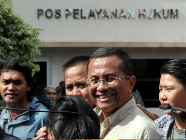 Mantan Dirut PT PLN Dahlan Iskan memenuhi panggilan penyidik Kejaksaan Tinggi DKI Jakarta, Jumat (5/6/2015). Dahlan diperiksa sebagai saksi terkait korupsi proyek pembangunan 21 Gardu Listrik Jawa-Bali-Nusa Tenggara.(Liputan6.com/Johan Tallo)