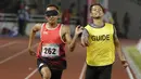 Pelari Indonesia, Abdul Halim Dalimunthe, melakukan selebrasi usai finis di posisi dua nomor 100M T11 pria pada Asian Para Games di SUGBK, Jakarta, Rabu (10/10/2018). Abdul Halim meraih medali perak. (Bola.com/M Iqbal Ichsan)