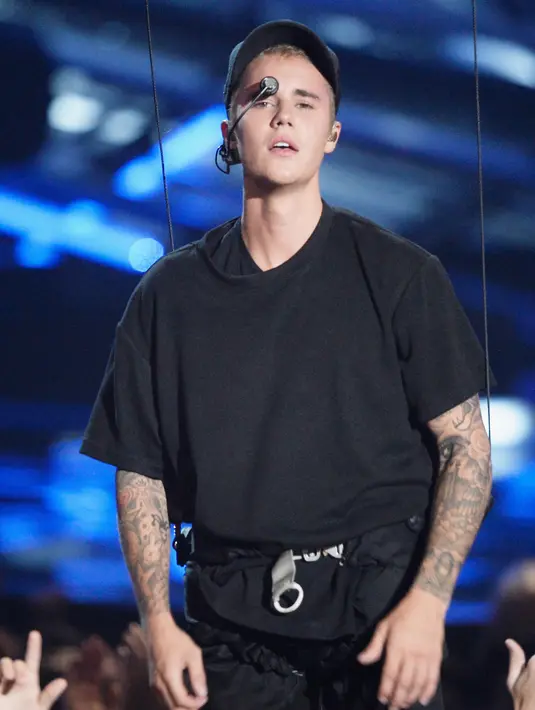 Kehadiran sang nenek saat itu pun sepertinya cukup berpengaruh terhadap sikap Justin. Sempat sebelumnya ia meninggalkan fansnya di konser lantaran kesal, kini diberitakan Justin merasa lebih tenang. (AFP/Bintang.com)