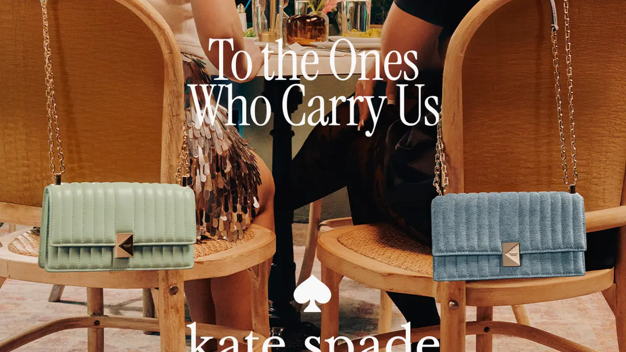 Ice Spice dan Charli D'Amelio berfoto bersama produk Kate Spade New York (Foto Dok: Kanmo Group)