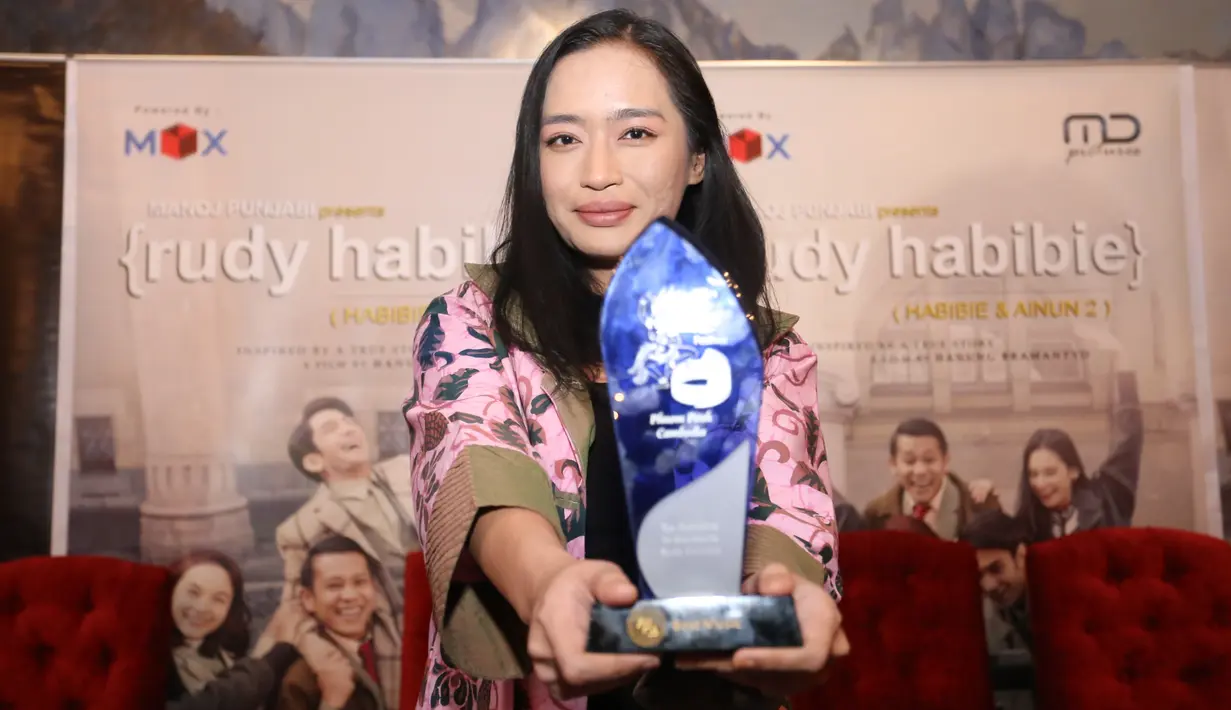 Penantian panjang Tya Subiakto akhirnya terwujud. Sejak 10 tahun silam Tya menekuni kariernya sebagai penata musik.Penghargaan itu sebagai kado dirinya merintis karier sebagai penata musik. (Adrian Putra/Bintang.com)