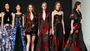 Sejumlah model berjalan di atas catwalk busana koleksi MUXU rancangan Yang Shan selama China Fashion Week di Beijing (28/3). (AFP Photo/Wang Zhao)