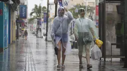 Badai tropis yang sangat kuat diperkirakan mendekati Okinawa antara 1 Juni 2023 sore hingga 2 Juni 2023. Badan cuaca mengimbau warga agar mewaspadai angin kencang yang merusak, ombak tinggi, dan hujan lebat. (AP Photo/Hiro Komae)