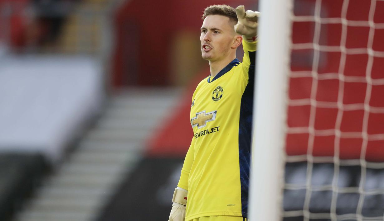 Kiper Manchester United, Dean Henderson, memberikan arahan kepada rekannya saat melawan Southampton pada laga Liga Inggris di Stadion St. Mary's, Minggu (29/11/2020). MU menang dengan skor 3-2. (Naomi Baker, Pool via AP)