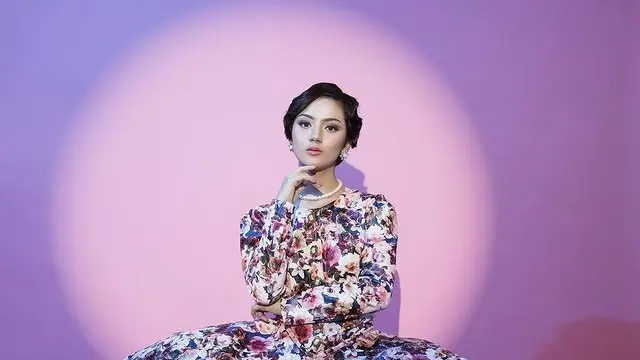 6 Pemotretan Terbaru Ersya Aurel dengan Gaya Vintage, Rambutnya Pendek