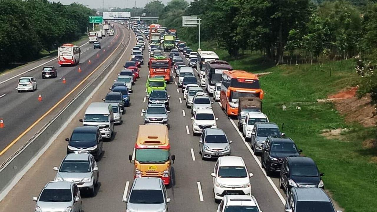 Tol Jakarta-Cikampek padat, Sabtu (21/12/2019). (Liputan6.com/Abramena)