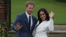 Pangeran Harry dan aktris AS, Meghan Markle berpose untuk media saat mengumumkan pertunangan mereka di Kensington Palace, London, Senin (27/11). (AFP Photo/Daniel Leal-Olivas)