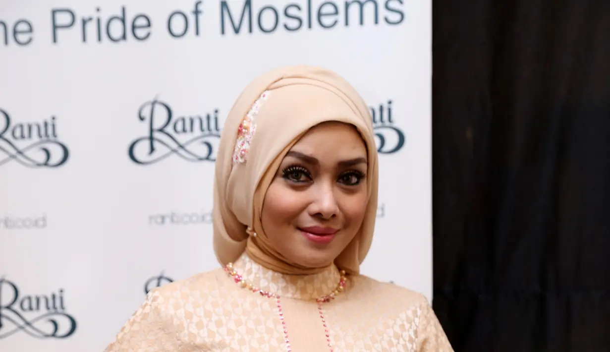 Hijab yang fashionable menjadi pendukung penampilan Terry Putri (Wimbarsana/Bintang.com)