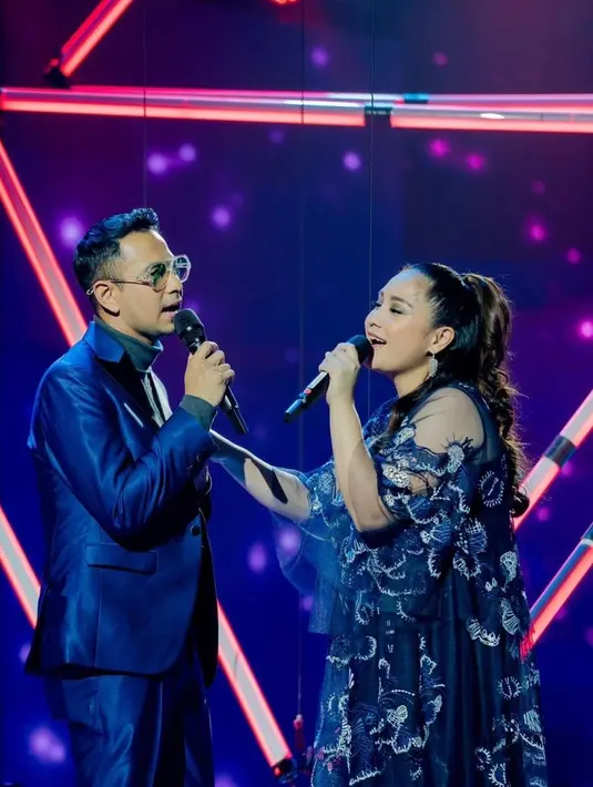 Senada dengan sang istri, Raffi Ahmad tampil dengan setelan jas nuansa biru dari Sas Design.[@raffinagita1717/wanda_haraa].