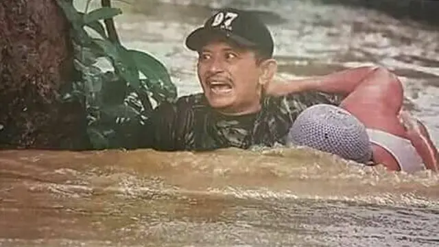 [Bintang] Salut! Anggota Koramil Terjun Selamatkan Warga yang Terseret Arus Sungai Welang