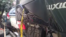 Bagian belakang Daihatsu Luxio yang ringsek dihajar BMW Rasyid Rajasa. (Liputan6.com/Helmi Fithriansyah)