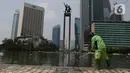 Petugas melakukan perawatan kolam Patung Selamat Datang Bundaran HI, Jakarta, Selasa(1/9/2020).Perawatan skala rutin dilakukan agar terhindar dari masalah kerusakan seperti lampu kolam, pipa berkarat, batu lantai kolam, dan lain-lain. (merdeka.com/Imam Buhori)
