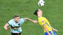 Pemain Belgia, Toby Alderweireld, berebut bola dengan striker Swedia, Zlatan Ibrahimovic, pada laga terakhir Grup E Piala Eropa 2016 di Allianz Riviera, Nice, Kamis (23/6/2016) dini hari WIB. (AFP/Vincenzo Pinto)