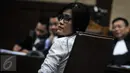 Terdakwa Jessica Kumala Wongso mengikuti sidang di Pengadilan Negeri Jakarta Pusat, Rabu (5/10). Terdakwa Jessica tengah jalani sidang lanjutan dengan agenda pembacaan tuntutan oleh Jaksa Penuntut Umum. (Liputan6.com/Helmi Afandi)
