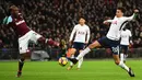 Bek West Ham United, Angelo Ogbonna berebut bola dengan pemain Tottenham Hotspur, Dele Alli dalam lanjutan pertandingan Premier League di Stadion Wembley, Jumat (5/1). Tottenham Hotspur ditahan imbang tamunya West Ham 1-1. (Glyn KIRK / AFP)