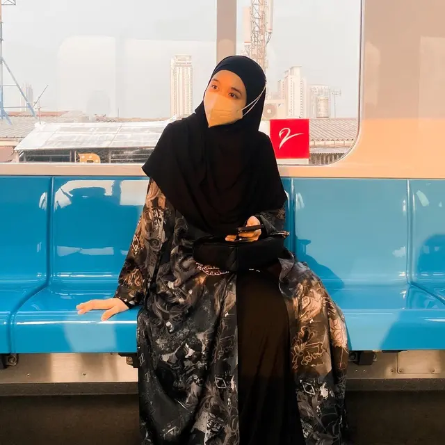 6 Potret Laudya Cynthia Bella Kini Jarang Perlihatkan Wajah, Tampil Makin Tertutup