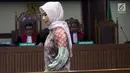 Terdakwa suap mantan anggota DPR dari FPG Bowo Sidik Pangarso, Asty Winasti saat sidang dakwaan di Pengadilan Tipikor, Jakarta, Rabu (19/6/2019). Asty didakwa melakukan suap 153.783 dolar AS dan Rp311,022 juta terkait kerja sama pengangkutan pupuk dengan PT HTK. (Liputan6.com/Helmi Fithriansyah)