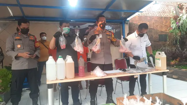 Aparat Polres Metro Tangerang Kota membongkar industri ayam formalin. Tiga orang ditetapkan sebagai tersangka dan langsung ditahan
