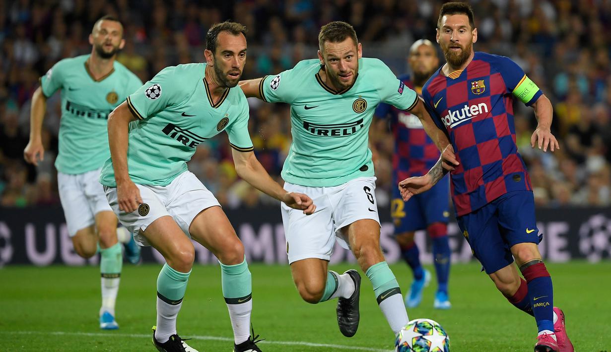 Striker Barcelona, Lionel Messi, berusaha melewati kepungan pemain Inter Milan pada laga Liga Champions di Stadion Camp Nou, Barcelona, Rabu (2/10). Barcelona menang 2-1 atas Inter. (AFP/Lluis Gene)