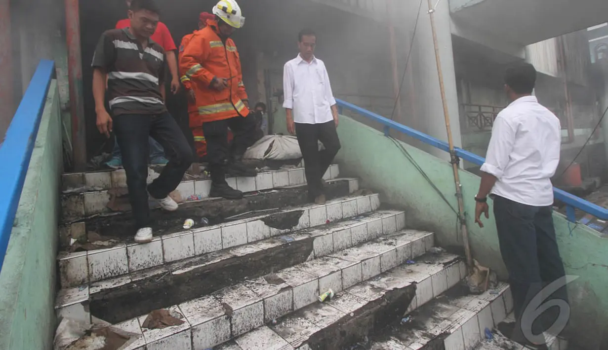 Sisa-sisa asap masih menyelimuti Pasar Senen pasca kebakaran saat Jokowi memantau kondisi bangunan, Sabtu (26/4/2014) (Liputan6.com/Herman Zakharia).