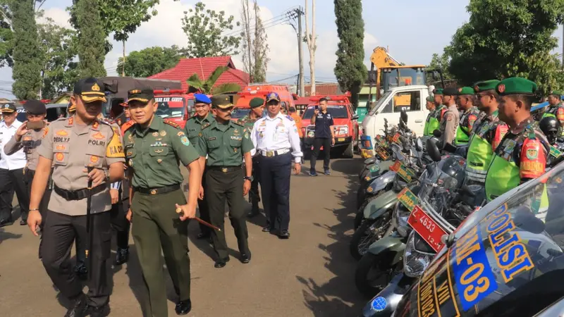 Dimpin Kapolres Garut AKBP Dede Yudi Ferdiansyah, sejumlah pejabat perwakilan dinas intansi Garut, tengah mengikuti Apel Siaga gabungan Natal dan Tahun Baru di Garut