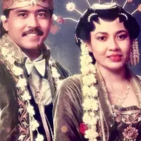 Usia pernikahan Rano Karno dan Dewi berusia 30 tahun. Mereka mengunggah foto saat pernikahan (Instagram/@si.rano)