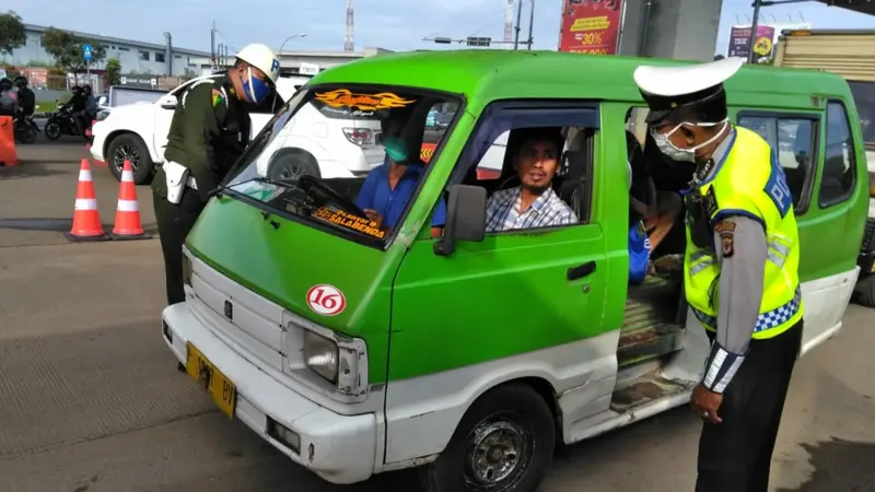 Pengecekan kendaraan selama PSBB di Kota Bogor.