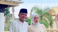 Sule mengaku ingin selalu membahagiakan sang istri. Sebagai suami dan kepala keluarga, Sule pun selalu mengajak untuk selalu berpikir positif tentang apapun dalam kehidupannya. (Instagram/nathalieholscher)