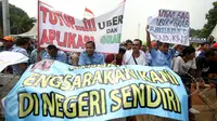 Ribuan sopir taksi dan angkutan umum yang tergabung dalam Persatuan Pengemudi Angkutan Darat longmarch dari Balai Kota menuju Istana Merdeka, Jakarta, Senin (14/3). (Liputan6.com/Immanuel Antonius)