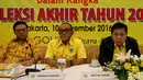 Ki-ka: Agung Laksono, Aburizal Bakrie dan Setya Novanto saat Dialog Internal Partai Golkar, Jakarta, Kamis (10/11). Golkar memastikan tetap mendukung kebijakan Pemerintahan Jokowi dan tetap mendukung Ahok di Pilkada DKI Jakarta.(Liputan6.com/Johan Tallo)