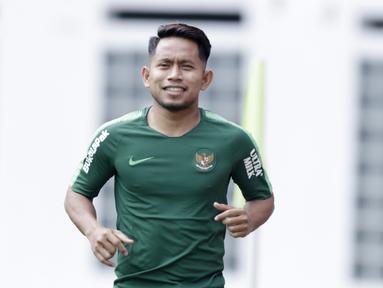 Pemain Timnas Indonesia, Andik Vermansah, tersenyum saat latihan di Stadion Wibawa Mukti, Jawa Barat, Sabtu (3/11). Latihan ini persiapan jelang Piala AFF 2018. (Bola.com/M Iqbal Ichsan)