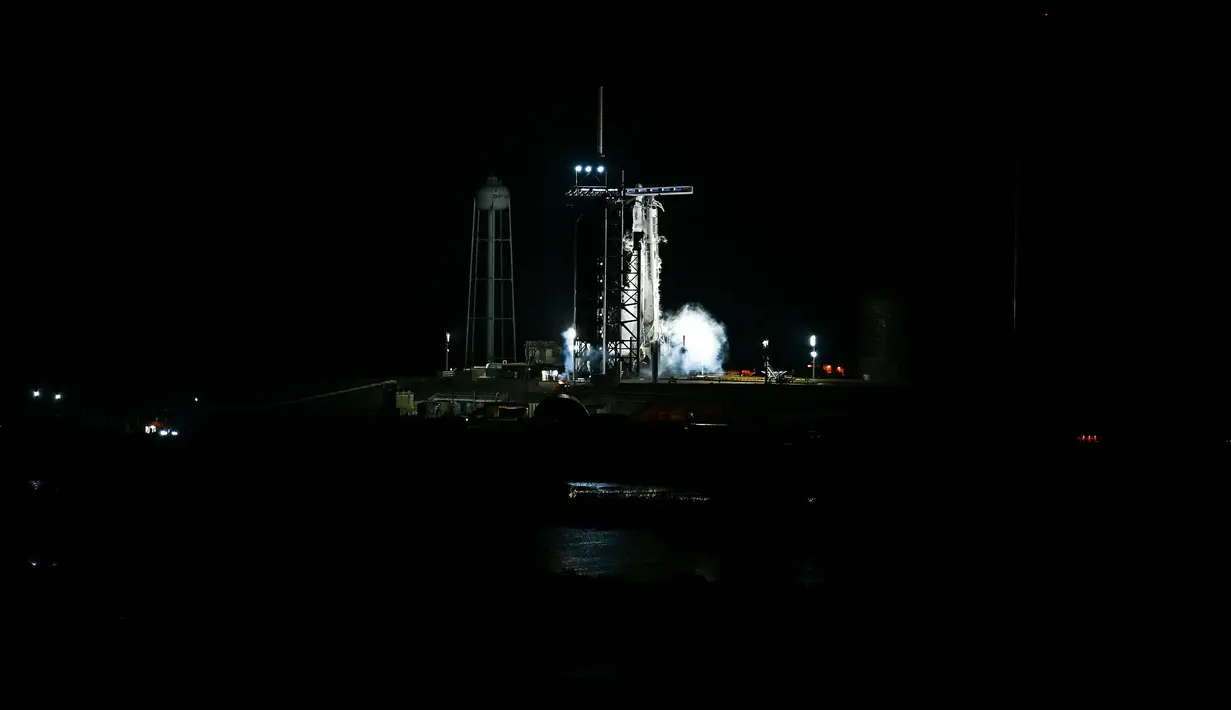 Roket SpaceX Falcon 9 dengan pesawat ruang angkasa Crew Dragon milik perusahaan tersebut mengeluarkan bahan bakar sebelum peluncuran dari landasan 39A untuk misi Crew-6 di Kennedy Space Center NASA di Cape Canaveral, Florida, pada 27 Februari 2023. Perusahaan roket Elon Musk, SpaceX, pada Senin (27/2), meluncurkan tim jangka panjang Stasiun Antariksa Internasional (ISS) berikutnya ke orbit. Awak penerbangan terdiri dari seorang astronaut asal Uni Emirat Arab, seorang kosmonaut Rusia dan dua awak NASA. (CHANDAN KHANNA/AFP)