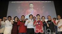 Juara All England 2017, Kevin Sanjaya, foto bersama pelatih dan pengurus Djarum Foundation. Apresiasi ini sebagai lecutan semangat kepada Kevin Sanjaya agar mampu meraih prestasi yang lebih besar lagi di masa mendatang. (Bola.com/M Iqbal Ichsan)