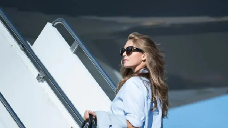 Hope Hicks sempat terlihat menemani Donald Trump saat melakukan Debat Pilpres AS 2020. Ia juga disebutkan tidak menggunakan masker (AFP)