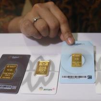 Pegawai menunjukkan emas batangan 24 karat di gerai Galeri 24, kawasan Kebayoran Baru, Jakarta, Kamis (5/8/2021). Harga emas yang dijual PT Aneka Tambang Tbk dijual lebih murah Rp 2.000 per gram pada hari ini ke posisi Rp 941 ribu per gram. (Liputan6.com/Angga Yuniar)