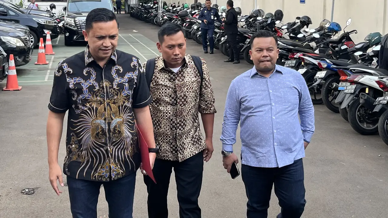 Staf Sekretaris Jenderal (Sekjen) Partai Demokrasi Indonesia Perjuangan (PDIP) Hasto Kristiyanto, Kusnadi resmi membuat laporan ke Komisi Nasional Hak Asasi Manusia (Komnas HAM).