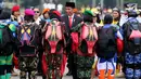 Presiden Jokowi menyapa penerjun wanita TNI seusai beratraksi pada upacara militer bersama Wanita TNI, Polwan dan Segenap Wanita Komponen Bangsa di Silang Monas Jakarta, Rabu (25/6). Upacara ini memperingati Hari Kartini 2018. (Liputan6.com/Johan Tallo)