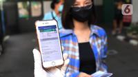 Warga menunjukkan Aplikasi Mobile Jaminan Kesehatan Nasional (JKN) BPJS Kesehatan di Kantor Cabang Kota Tangerang, Rabu (7/1/2020). Iuran BPJS Kesehatan resmi naik per hari ini untuk kelas I menjadi sebesar Rp150.000 dan Rp100.000 untuk kelas II. (Liputan6.com/Angga Yuniar)