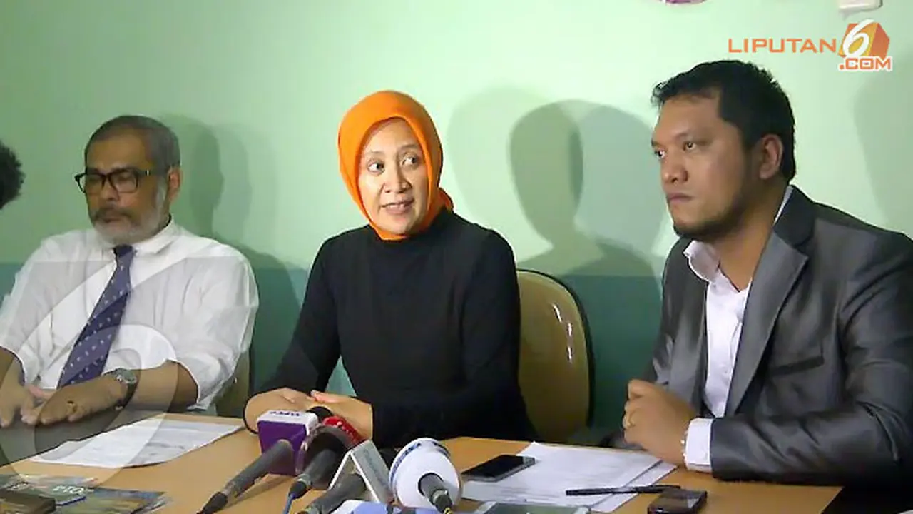 mantan-istri-farhat-131209c.jpg