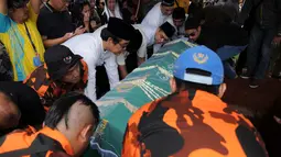 Keranda jenazah tampak dibawa menuju liang lahat di TPU Kampung Kandang (Liputan6.com/Rini Suhartini)